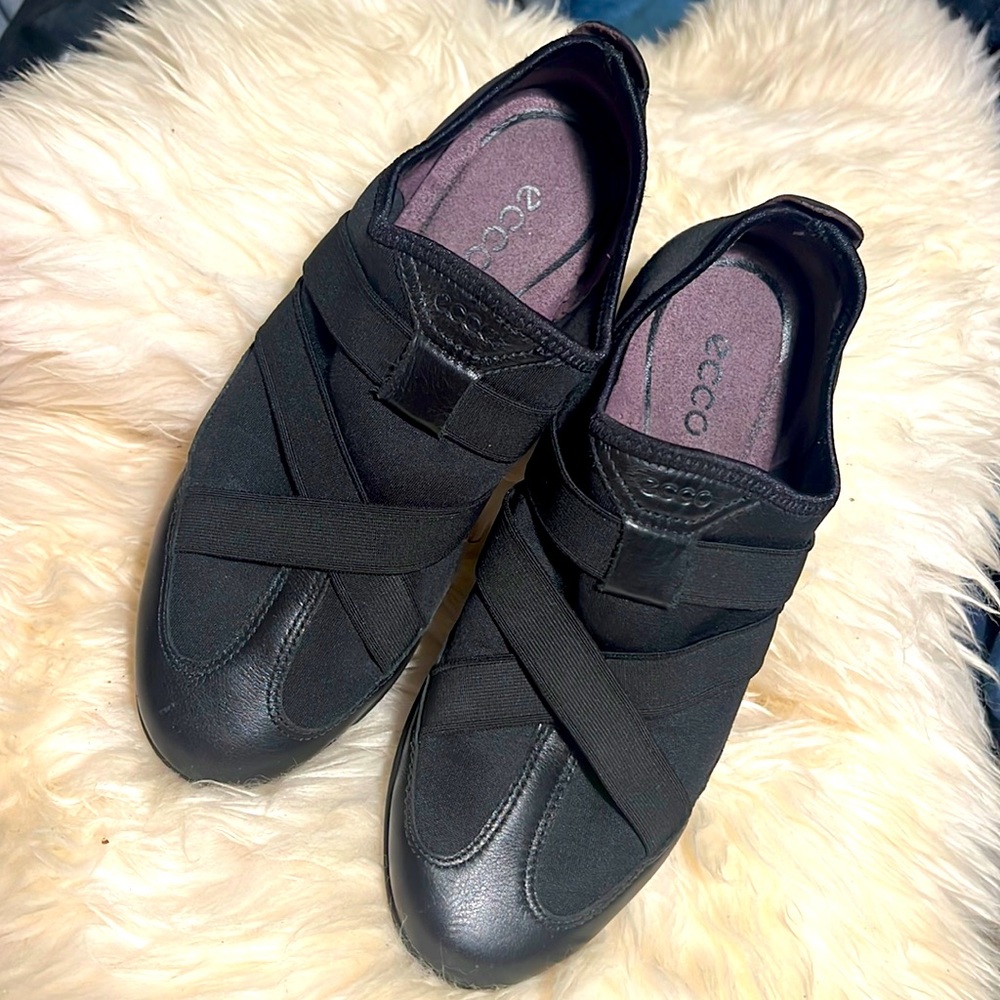Ecco neoprene leather and elastic slip on sneakers. Black. Size 6-6.7. Size 37.